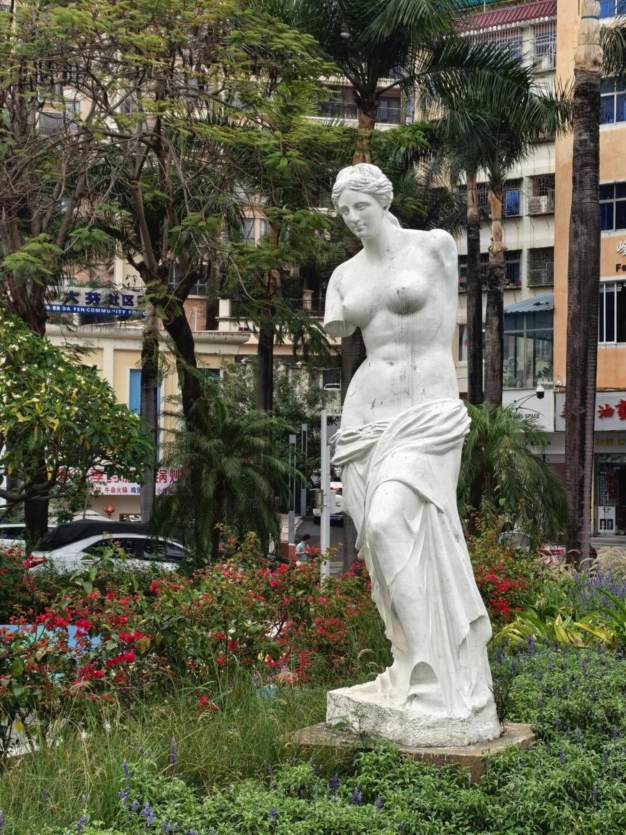 Venus statue in Dafen community square